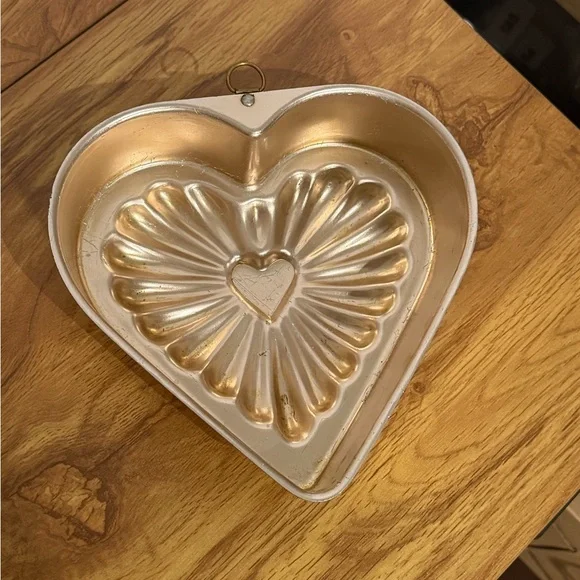 Heart-Shaped Baking Mold Cake Tin Vintage - Picture 2 of 6
